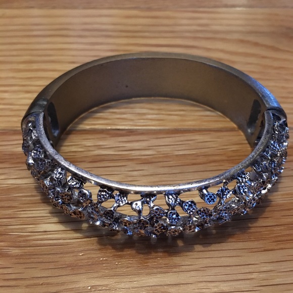 FREE WITH PURCHASE Jewelry Bundle - Picture 3 of 6